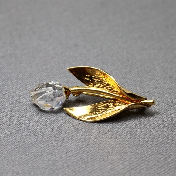 costume jewelry Swarovski gold tone rose brooch